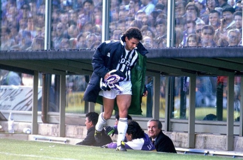 Roberto_Baggio_raccoglie_la_sciarpa_viola_-_Fiorentina_1-0_Juventus_1990-1991 2